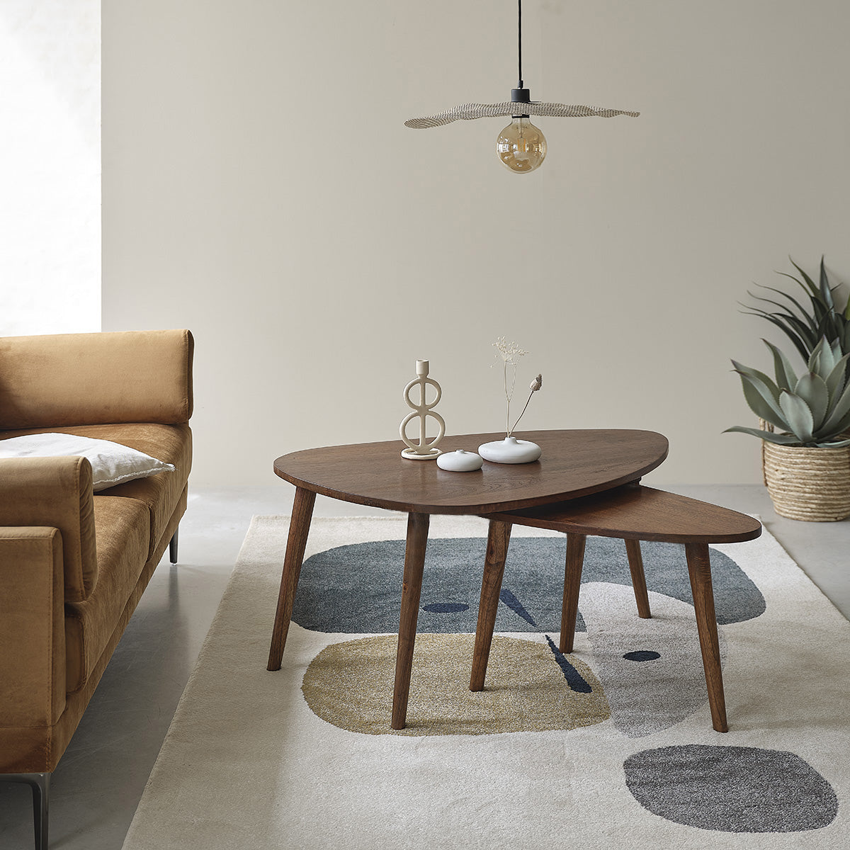 BRUNE - Couchtisch aus massivem Mindi mit Nussbaum-Oberfläche 62 cm