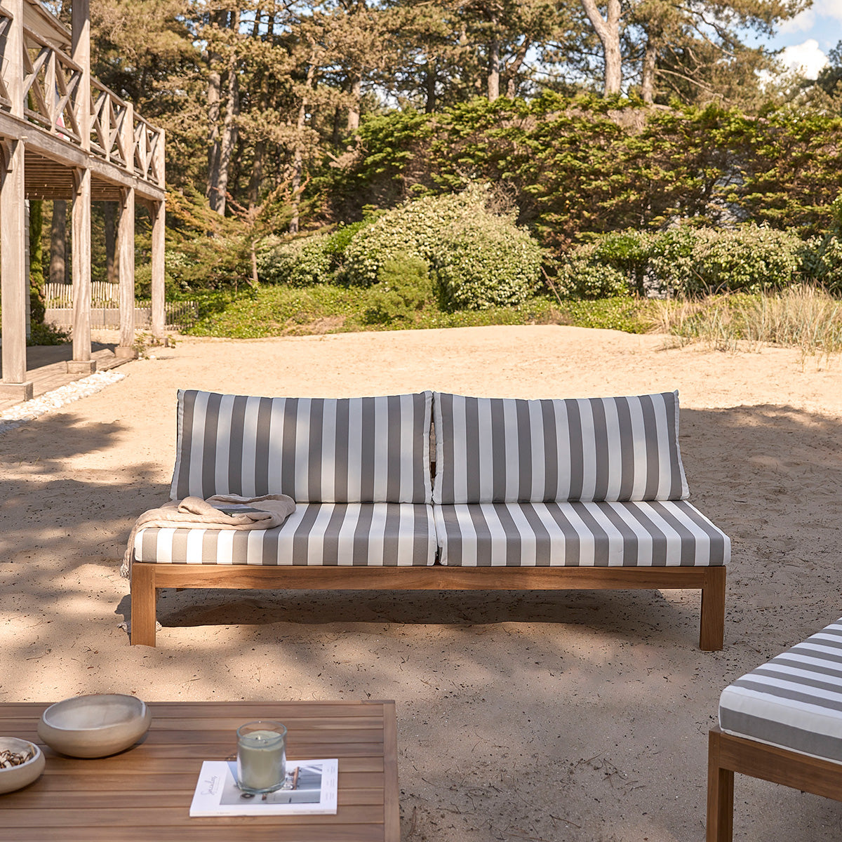 PALMA - Gartensofa aus massivem Teakholz und gestreiften Kissen