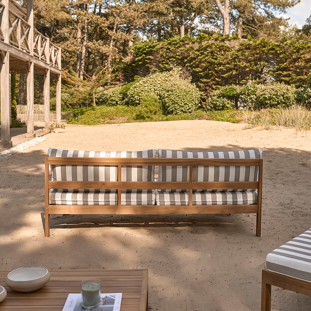 PALMA - Gartensofa aus massivem Teakholz und gestreiften Kissen
