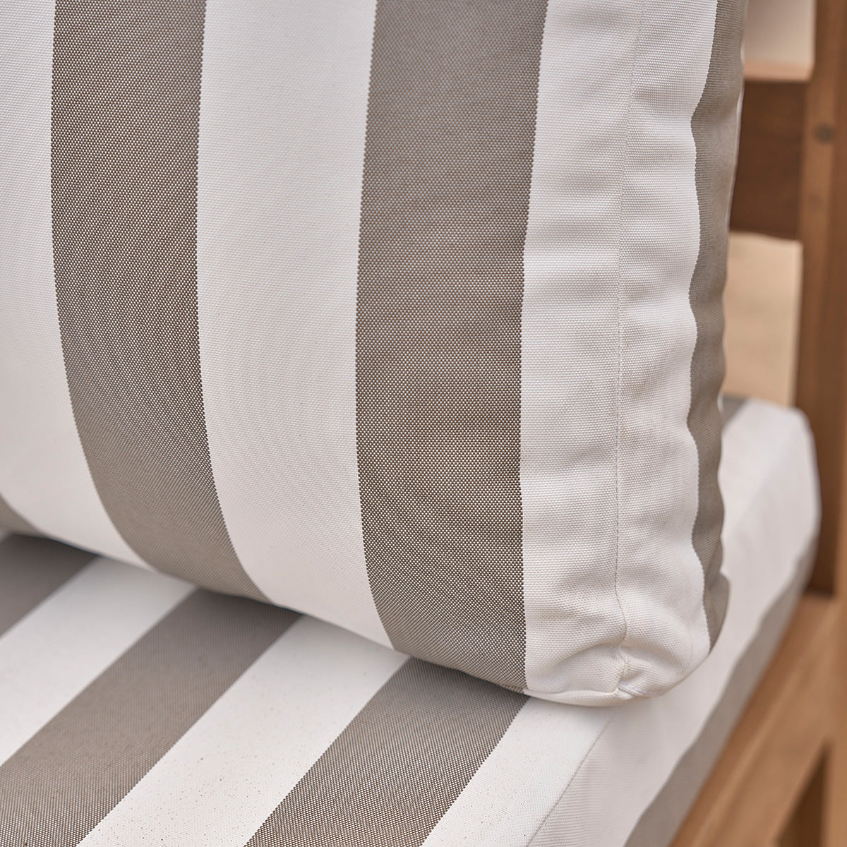 PALMA - Gartensofa aus massivem Teakholz und gestreiften Kissen