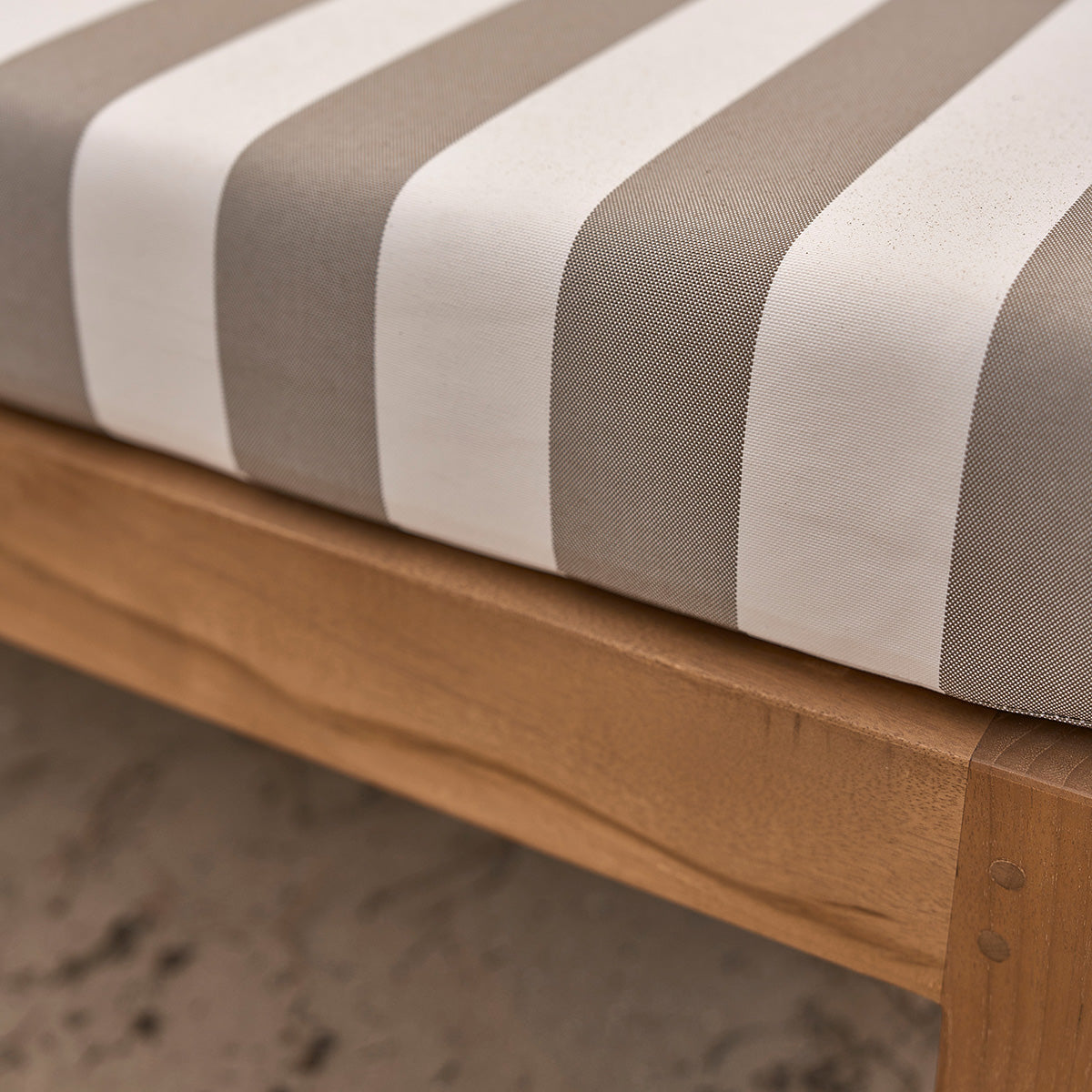 PALMA - Gartensofa aus massivem Teakholz und gestreiften Kissen