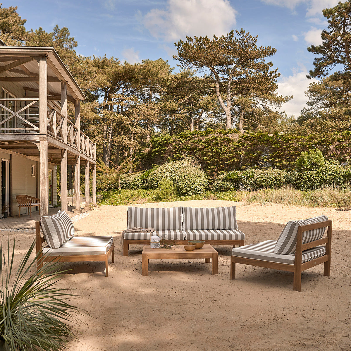 PALMA - Gartensofa aus massivem Teakholz und gestreiften Kissen