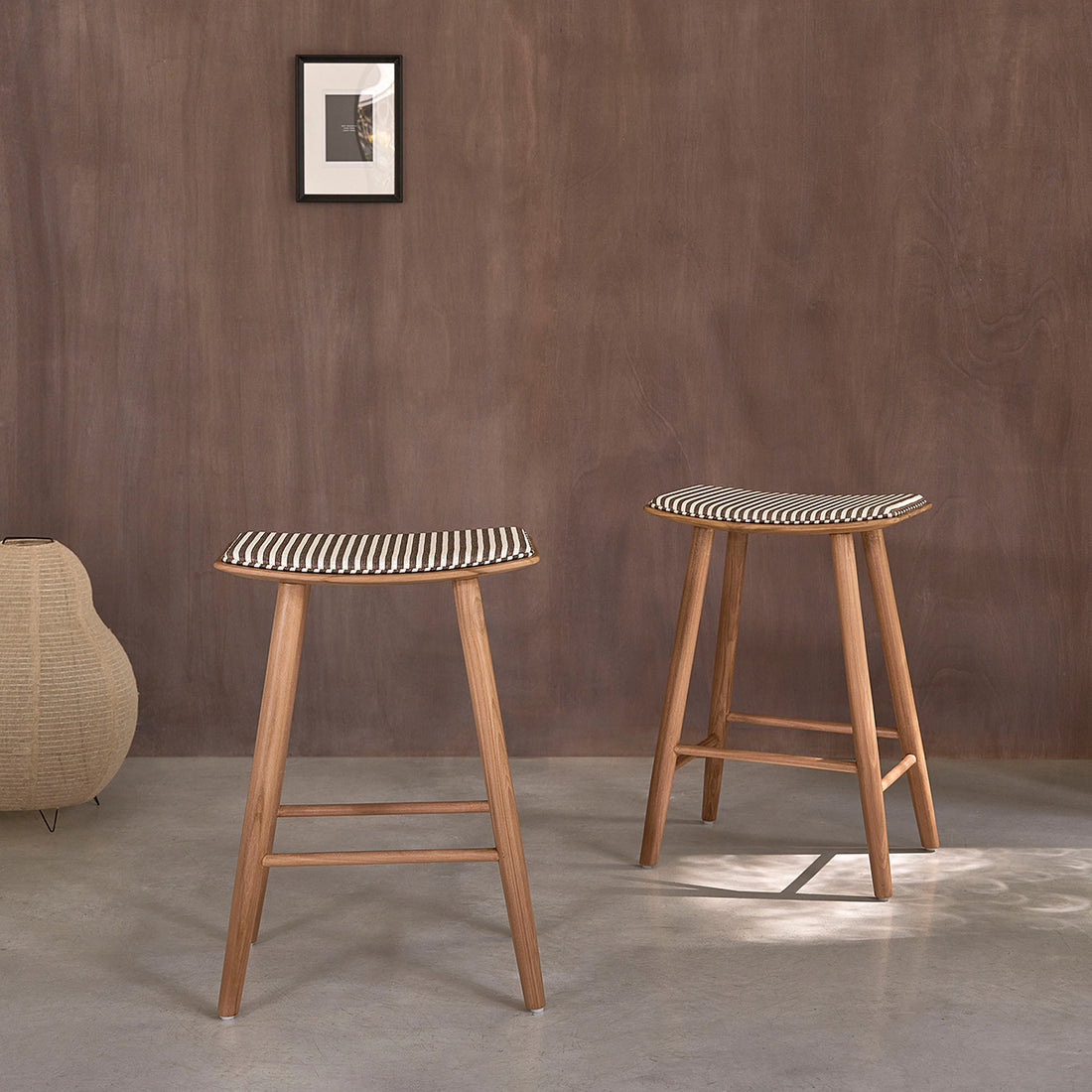 AMBRE - Set aus 2 Hockern aus massivem Teakholz mit gestreifter Sitzfläche, 65 cm