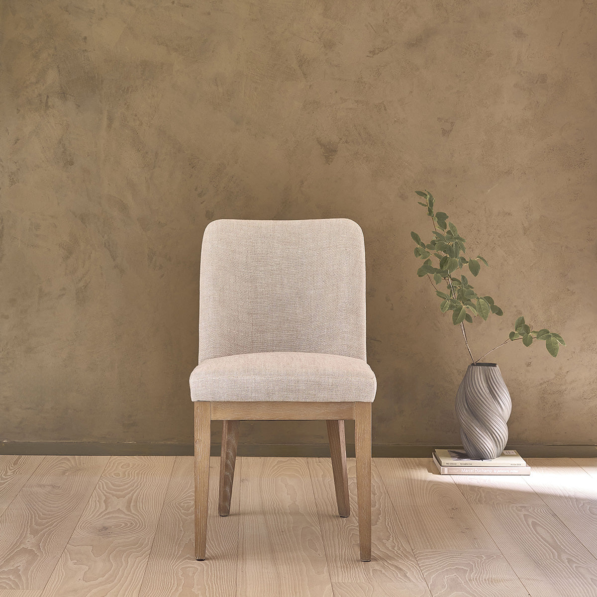 MARGOT - Stuhl aus massiver Eiche und Leinenstoff
