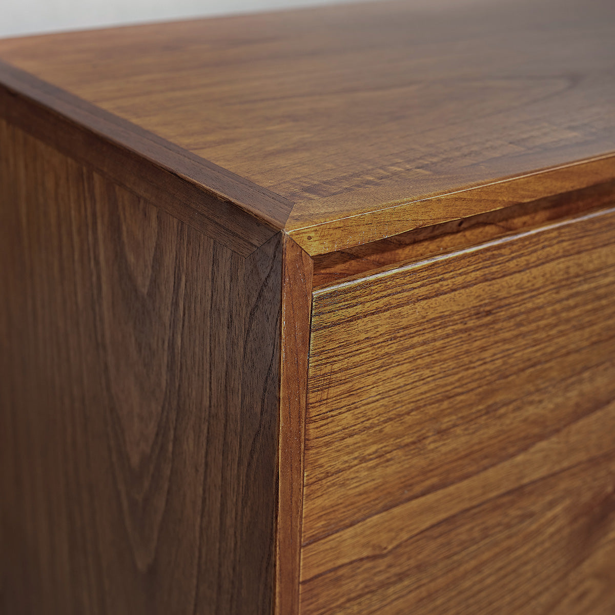 MILO - Kommode aus massivem Mindi mit Nussbaum-Oberfläche 180 cm