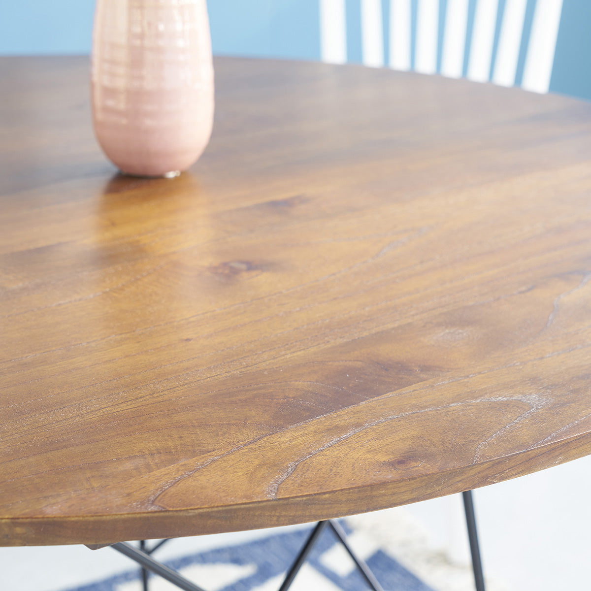 MILO - Tisch aus massivem Mindi mit Walnuss-Finish 4 pers.