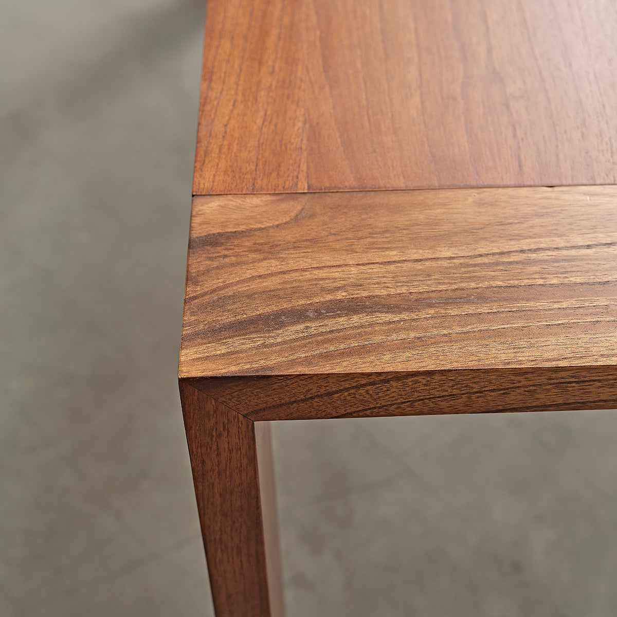 MILO - Tisch aus Mindi in Walnuss-Finish 8 pers.