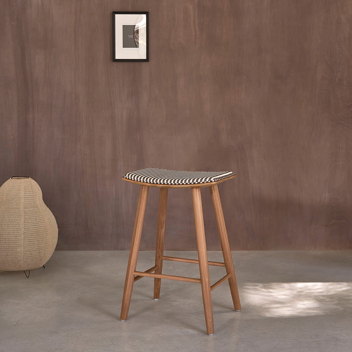 AMBRE - Hocker aus massivem Teakholz mit gestreifter Sitzfläche, 65 cm