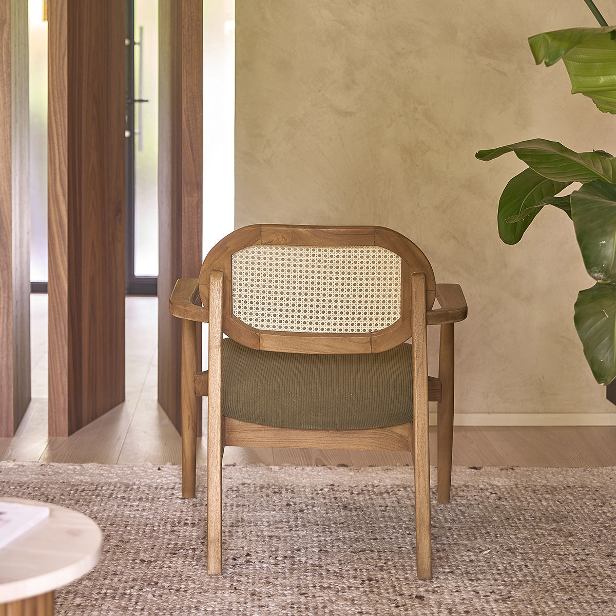 SABI - Sessel aus massivem Teakholz, Rohrgeflecht und khakifarbenem Cordstoff