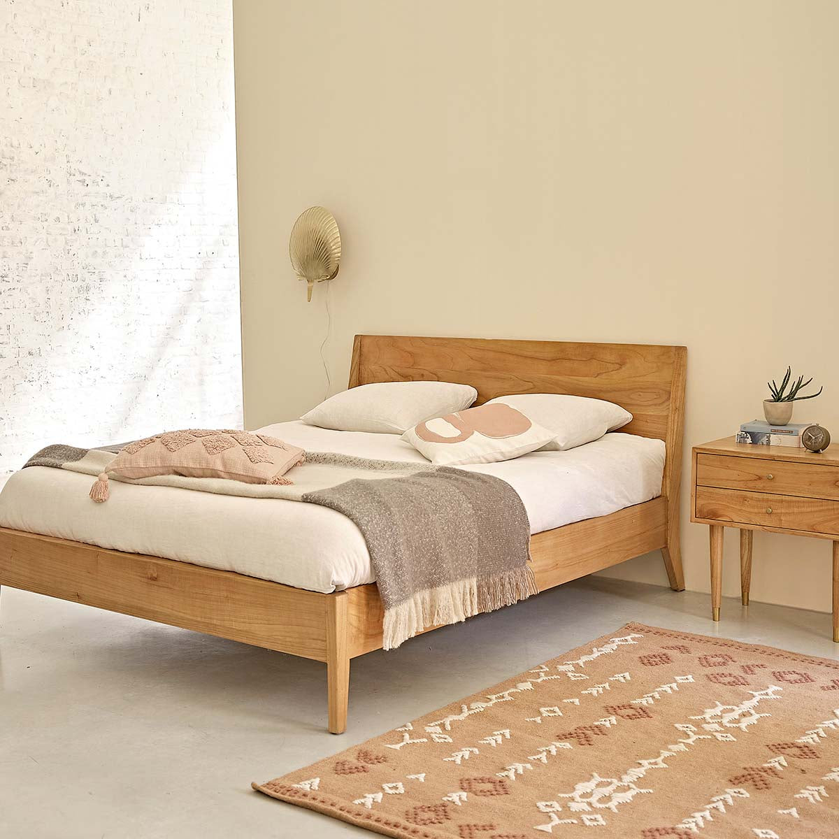 PIA - Bett aus massivem Mindi 160 cm, mit Lattenrost