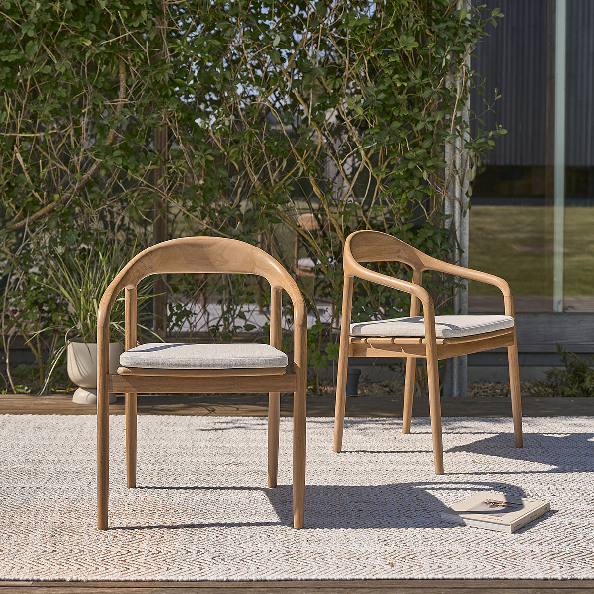 AMBRE - Gartensessel aus massivem Teakholz mit grauem Kissen