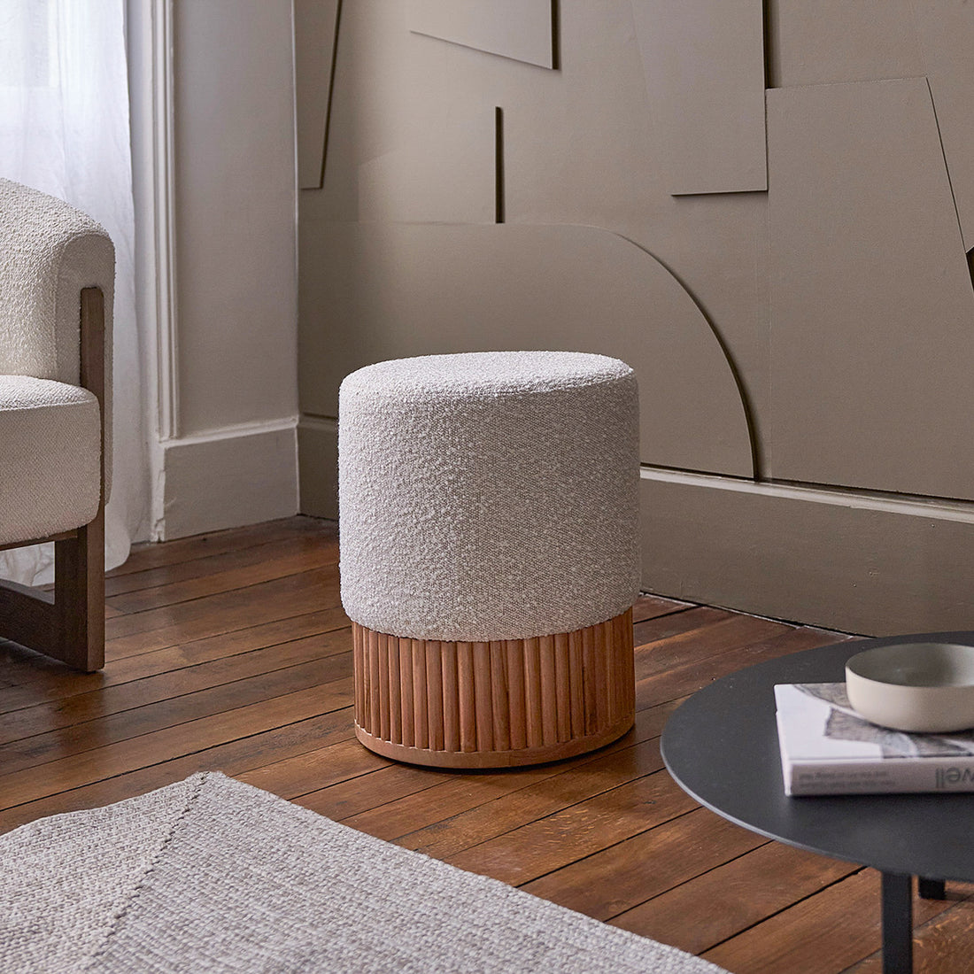 SERENE - Hocker aus massivem Teakholz und weißem Bouclé-Stoff Ø38 cm