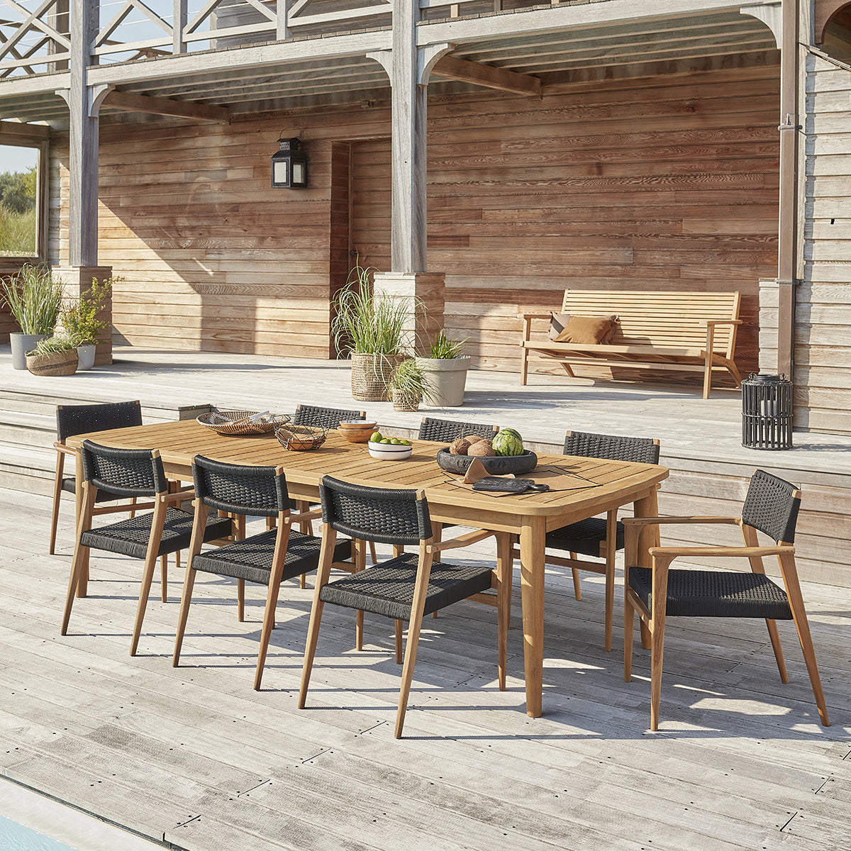 ESTHER - Ausziehbare Gartenmöbel aus massivem recyceltem Teakholz in Schwarz für 8/10 Pers.