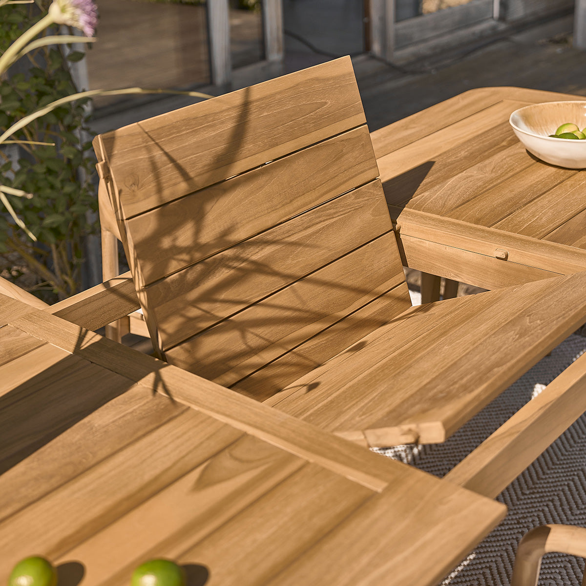AUBE - Ausziehbarer Gartentisch aus massivem Teakholz 6/8 pers.
