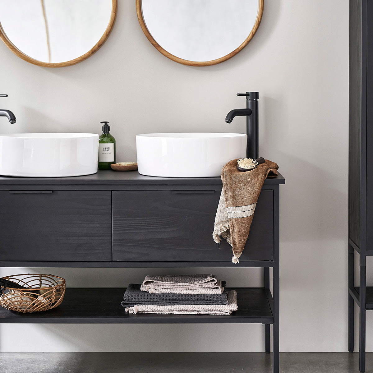 NEVEN - Waschtischunterschrank aus massiver Kiefer und Metall 120 cm