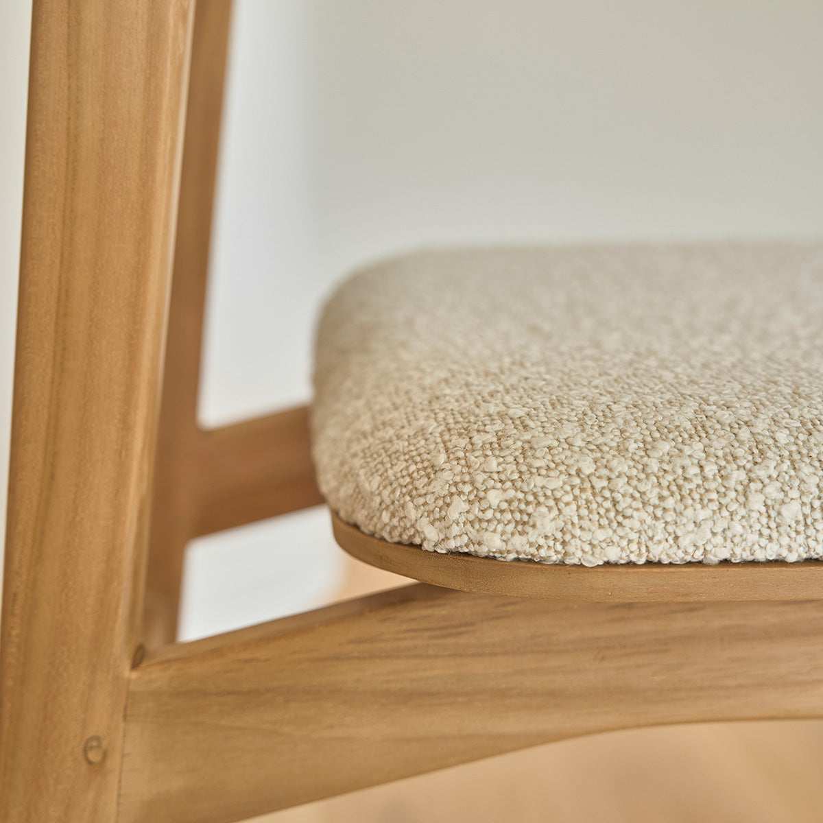 ADELE - Stuhl aus massivem Teakholz mit Bouclé-Sitz