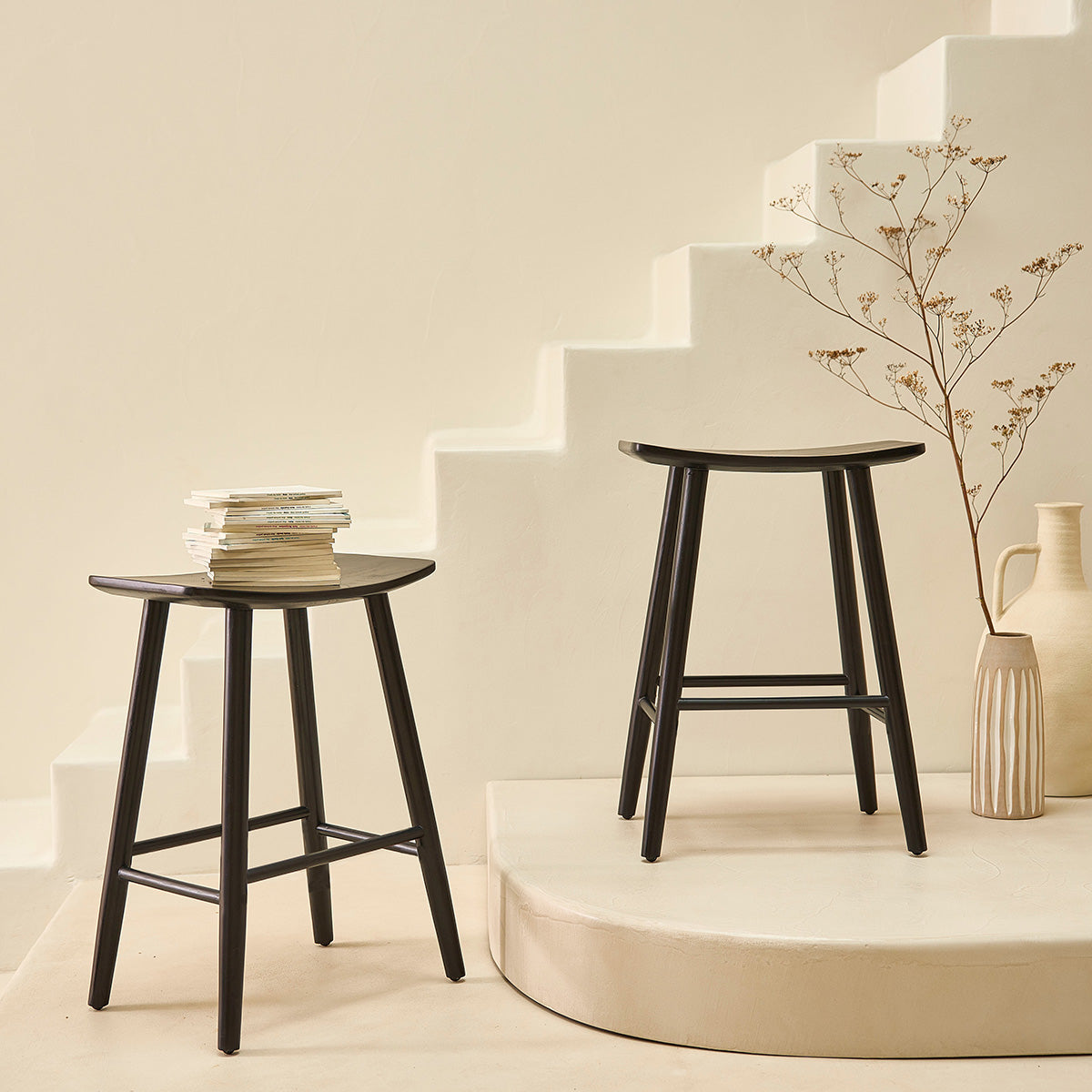 AMBRE - Set aus 2 Hockern aus massivem Teakholz schwarz 65 cm