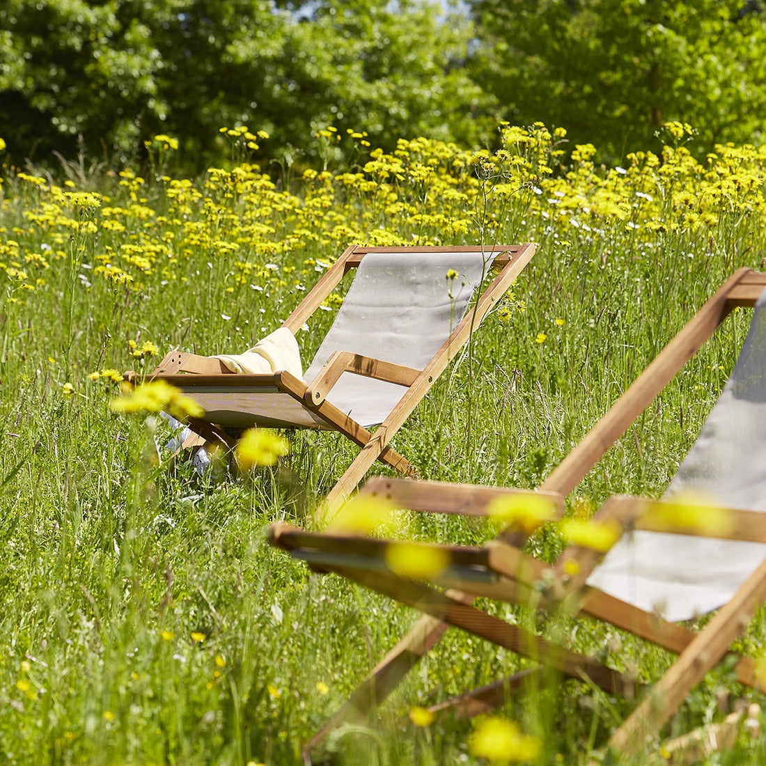 HANOÏ - Set aus 2 Liegestühlen aus Akazienholz und grauem Stoff