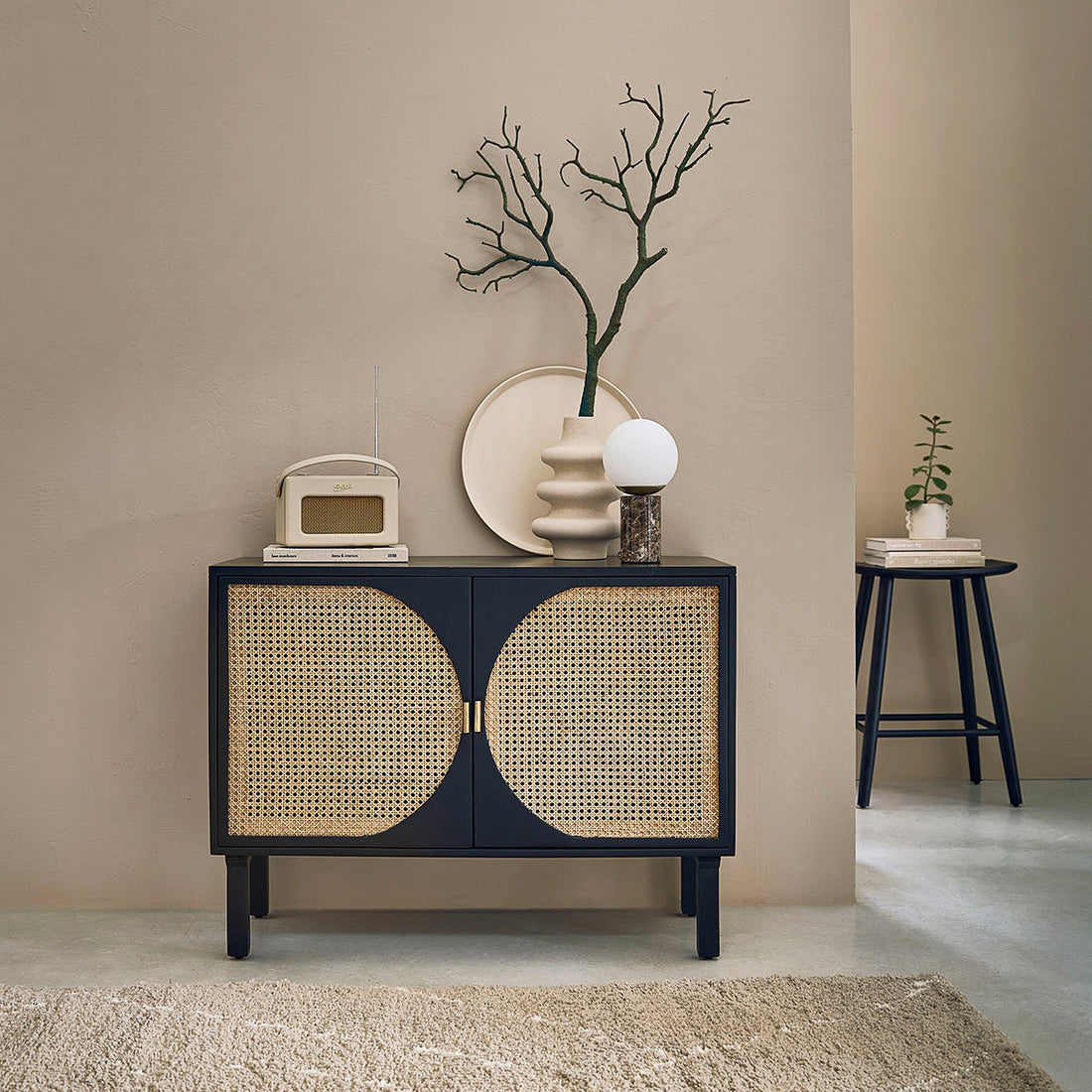 ZULMA - Buffet aus massivem Mangoholz in Schwarz und Rohrgeflecht 100 cm