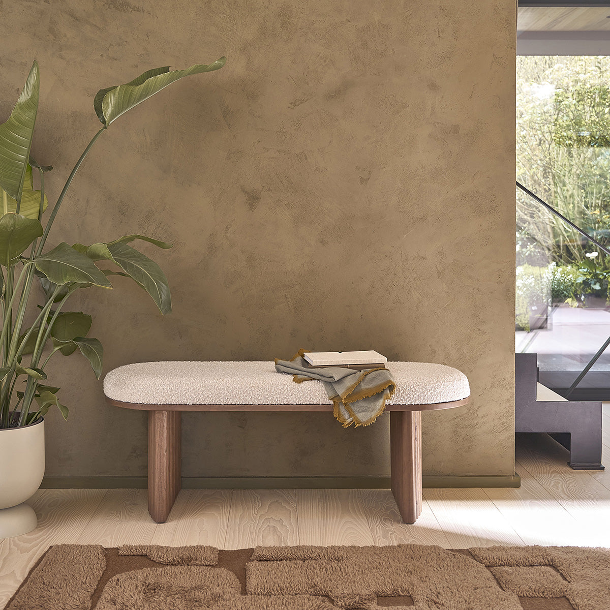 MARLOW - Bank aus massivem Mindi in Walnuss-Finish und Bouclé-Stoff 120 cm