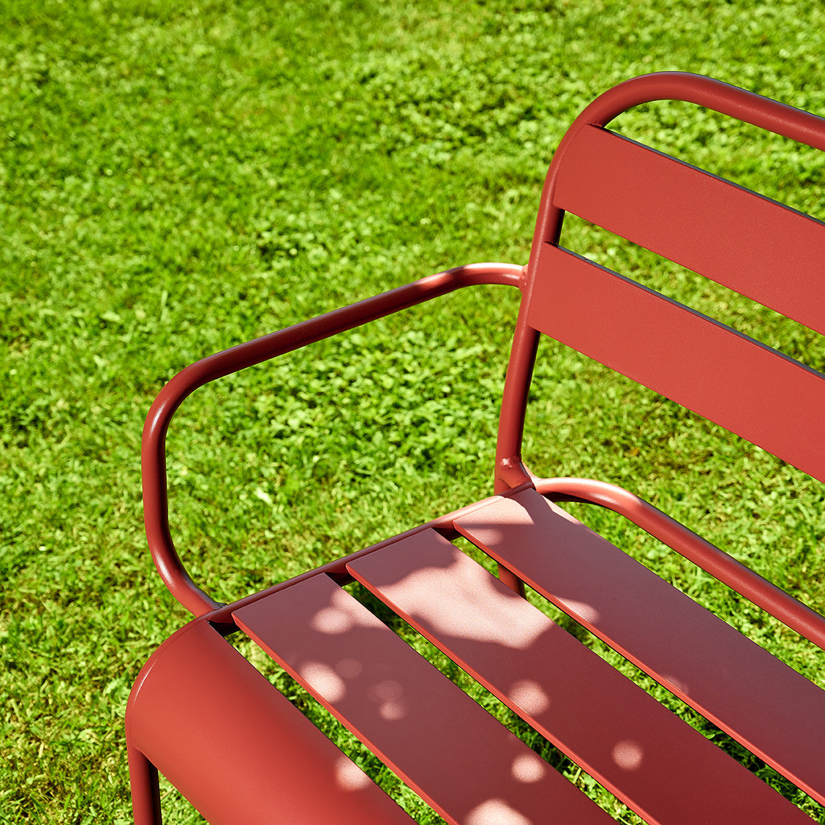 Gartenbank aus Aluminium in Himbeerrot