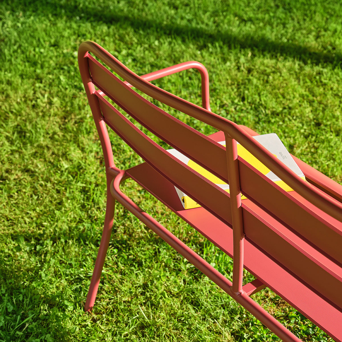 Gartenbank aus Aluminium in Himbeerrot