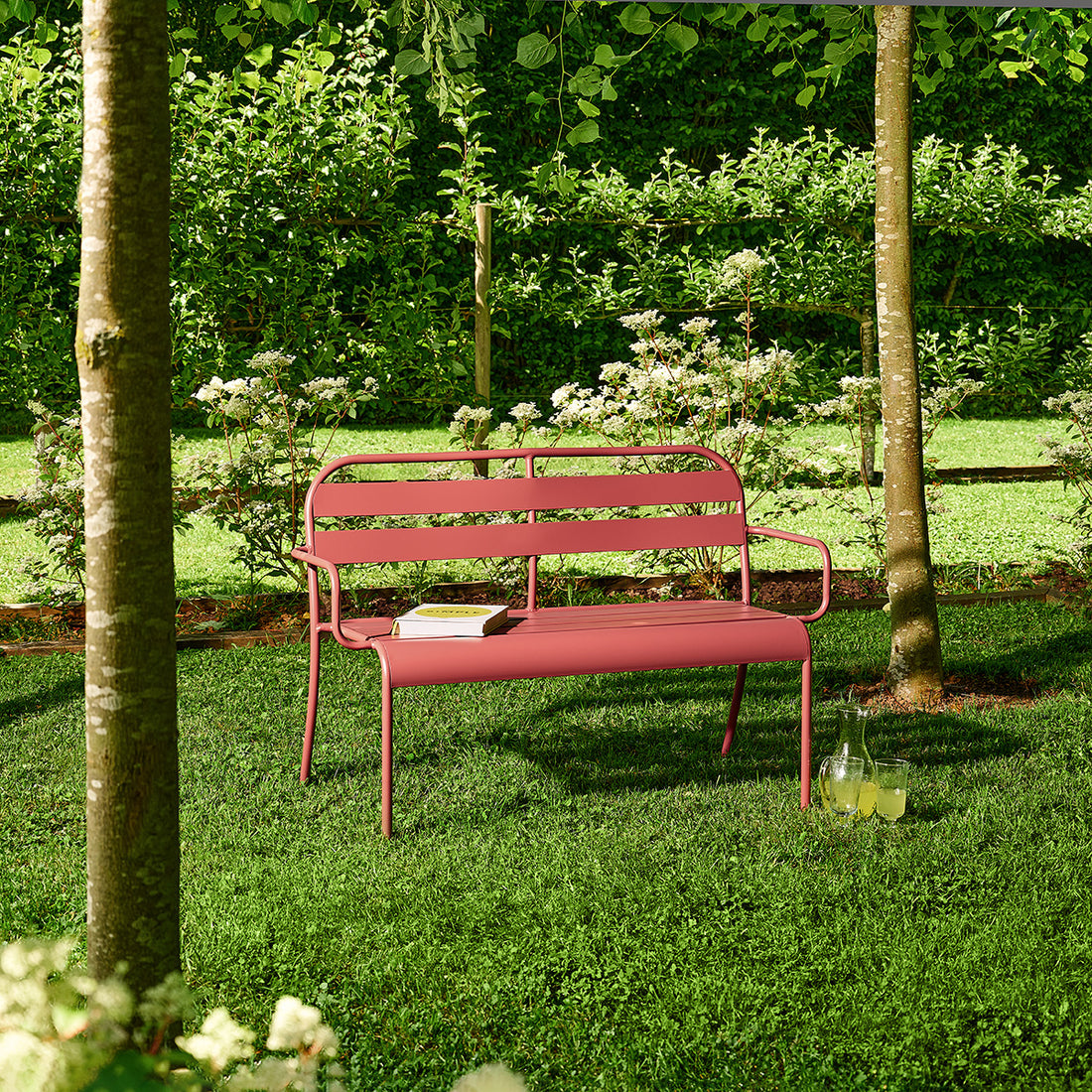 Gartenbank aus Aluminium in Himbeerrot