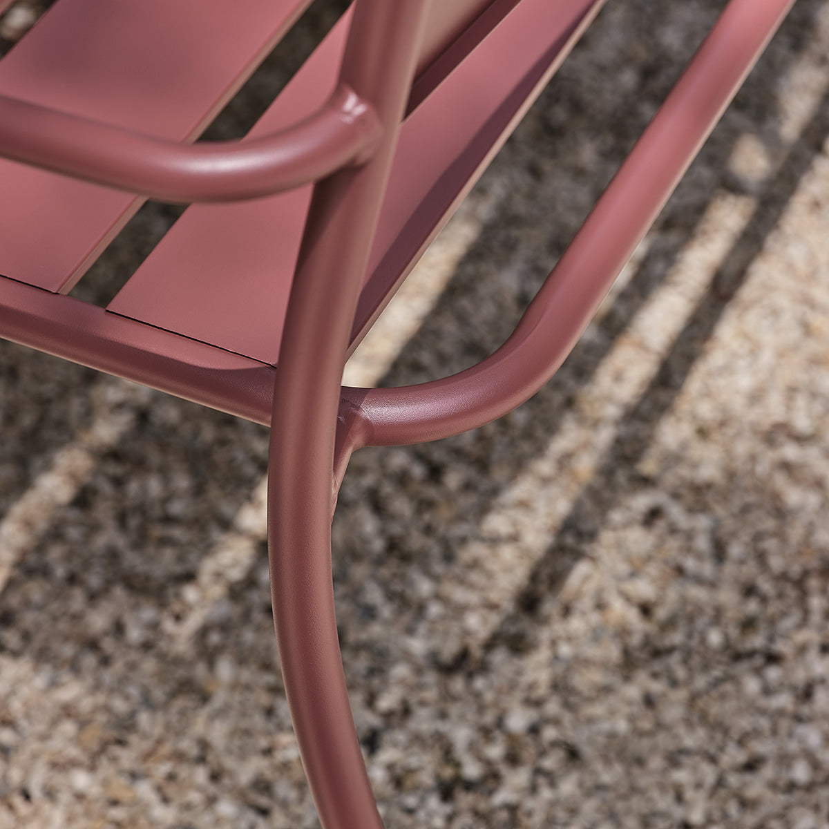 Gartenbank aus Aluminium in Himbeerrot