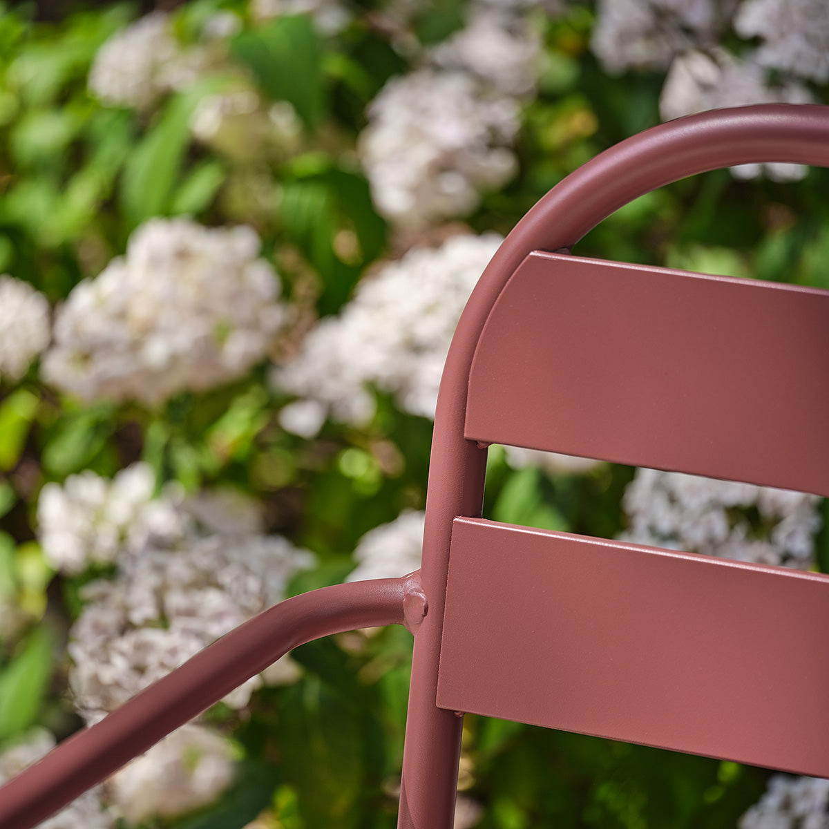 Gartenbank aus Aluminium in Himbeerrot