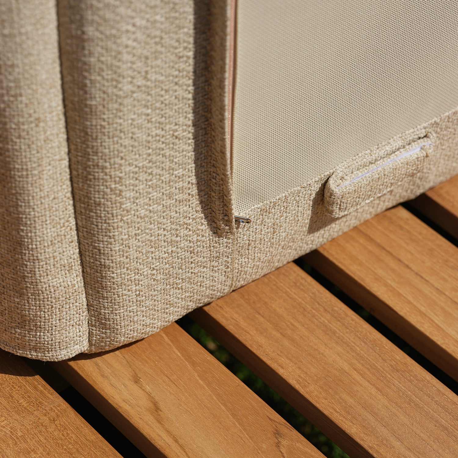 Verstellbare Sonnenliege aus massivem Teakholz mit beige melierten Kissen