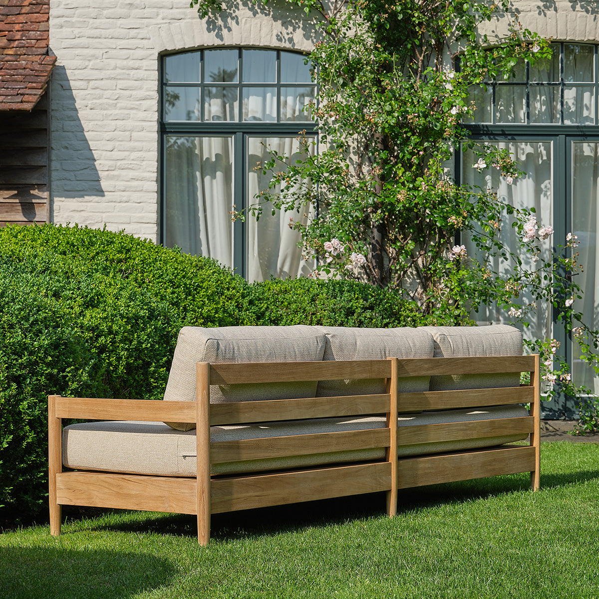 CALVI - Niedriges Gartensofa aus massivem Teakholz mit beige melierten Kissen, 4-Sitzer