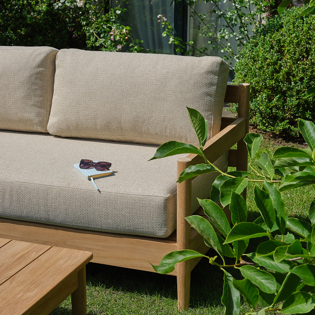CALVI - Niedriges Gartensofa aus massivem Teakholz mit beige melierten Kissen, 4-Sitzer