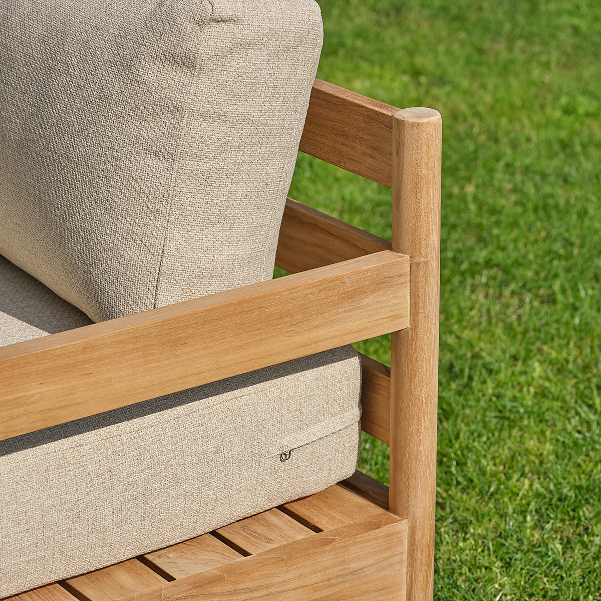 CALVI - Niedriges Gartensofa aus massivem Teakholz mit beige melierten Kissen, 4-Sitzer