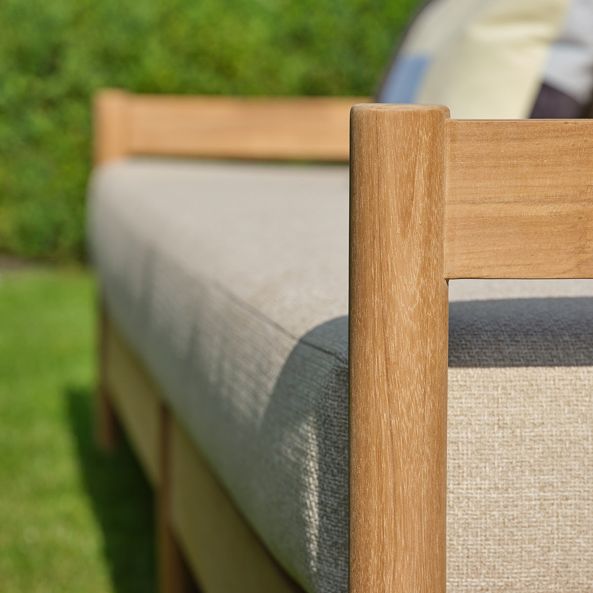 CALVI - Niedriges Gartensofa aus massivem Teakholz mit beige melierten Kissen, 4-Sitzer