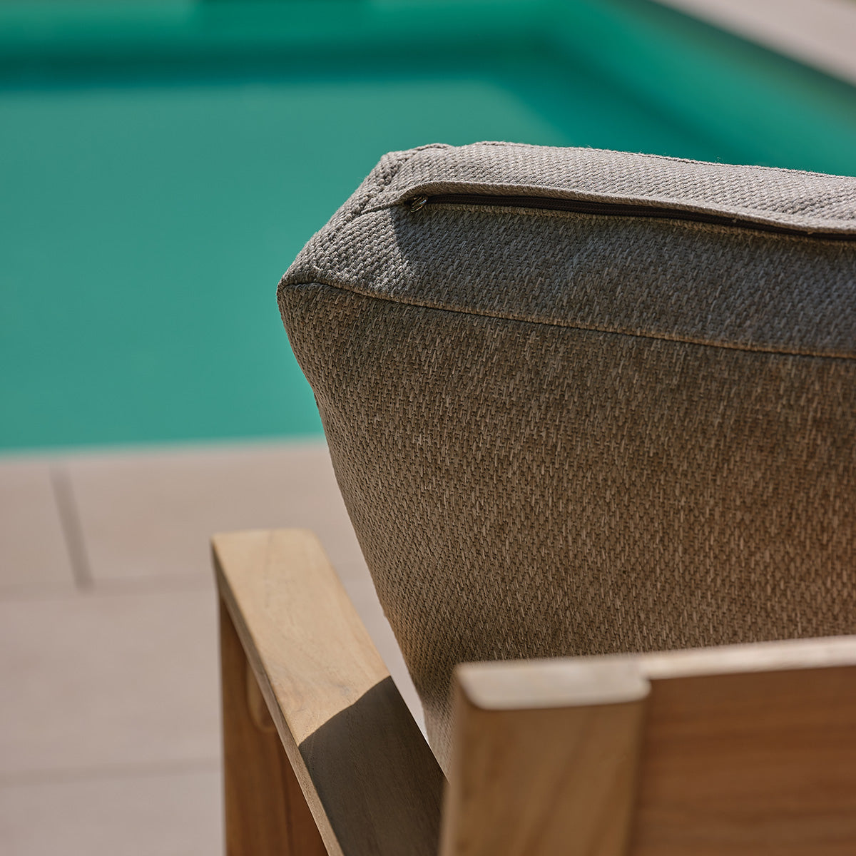 PIANA - Gartensofa aus massivem Teakholz mit grau melierten Kissen, 3-Sitzer