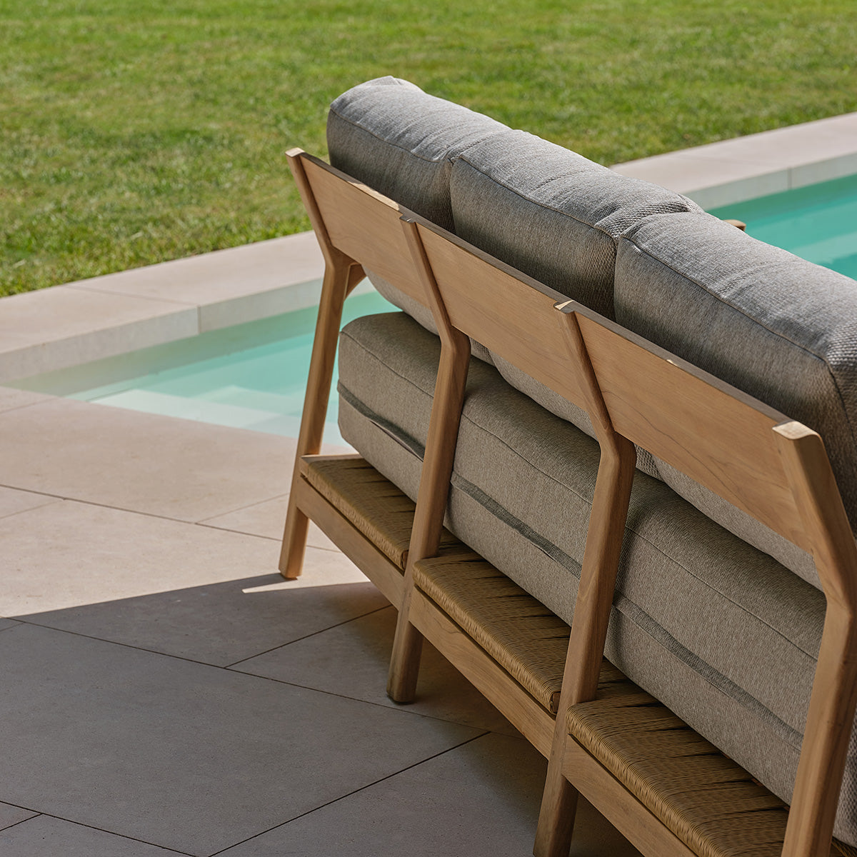 PIANA - Gartensofa aus massivem Teakholz mit grau melierten Kissen, 3-Sitzer