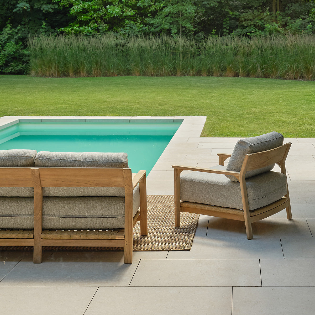 PIANA - Gartensofa aus massivem Teakholz mit grau melierten Kissen, 3-Sitzer