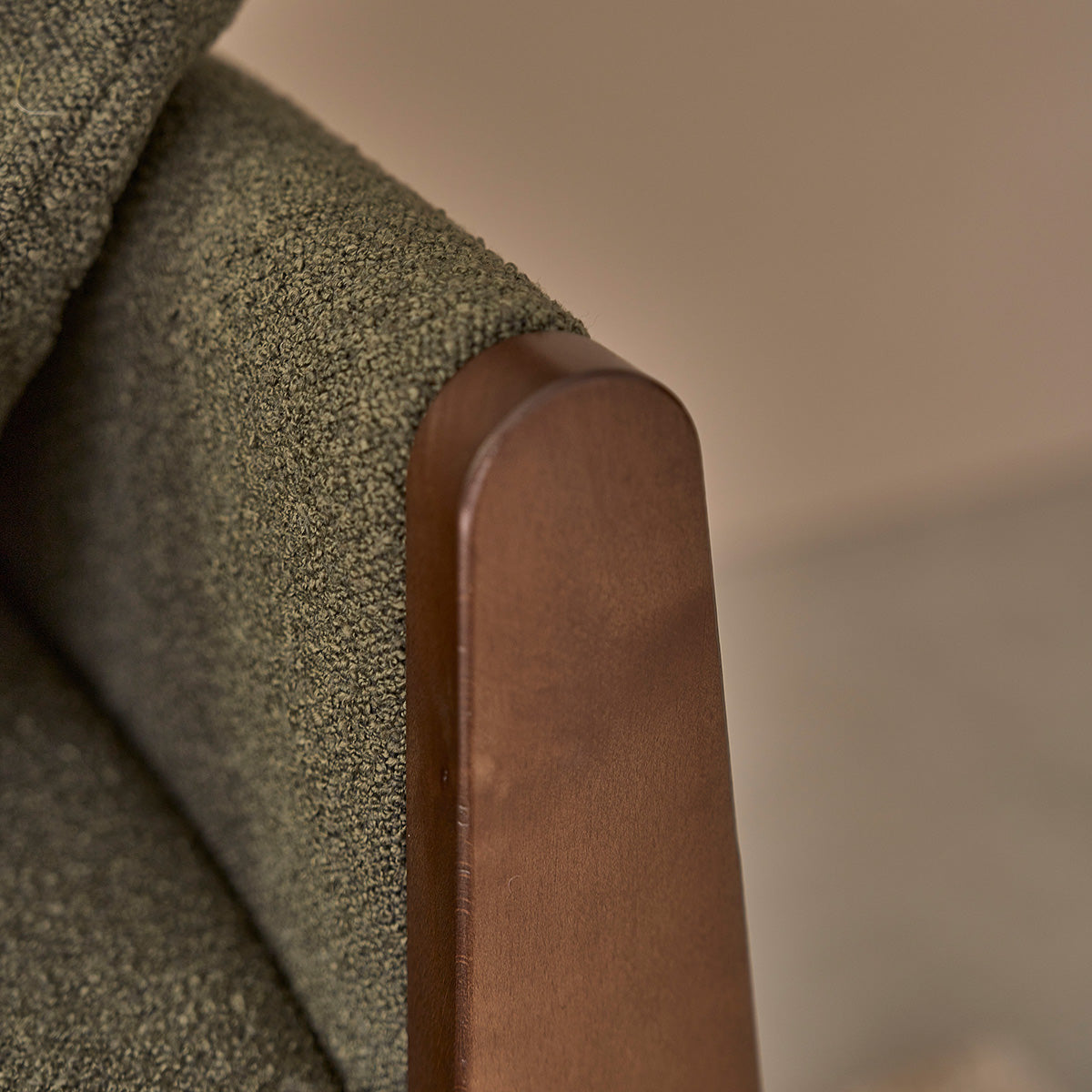 ONDINE - Gerades 4-Sitzer-Sofa aus Massivholz und khakifarbenem Bouclé-Stoff