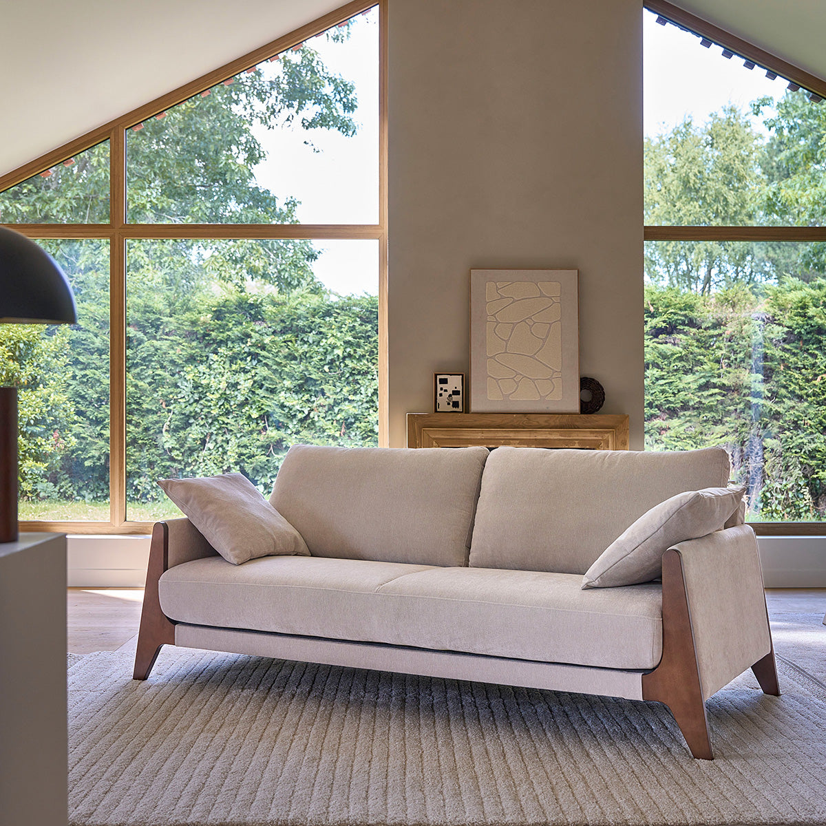 ONDINE - Gerades 3-Sitzer-Sofa aus Massivholz und cremefarbenem Samt