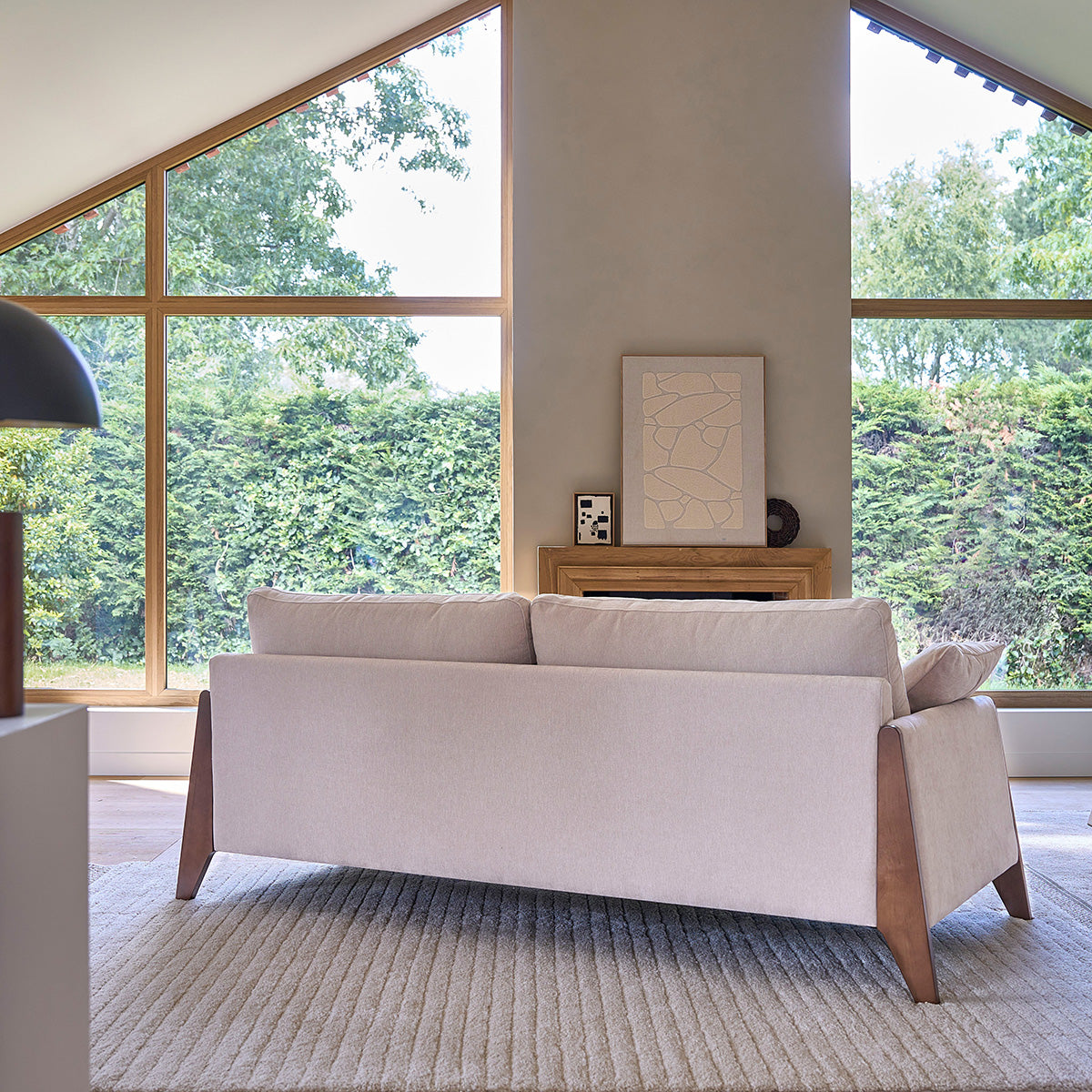 ONDINE - Gerades 3-Sitzer-Sofa aus Massivholz und cremefarbenem Samt
