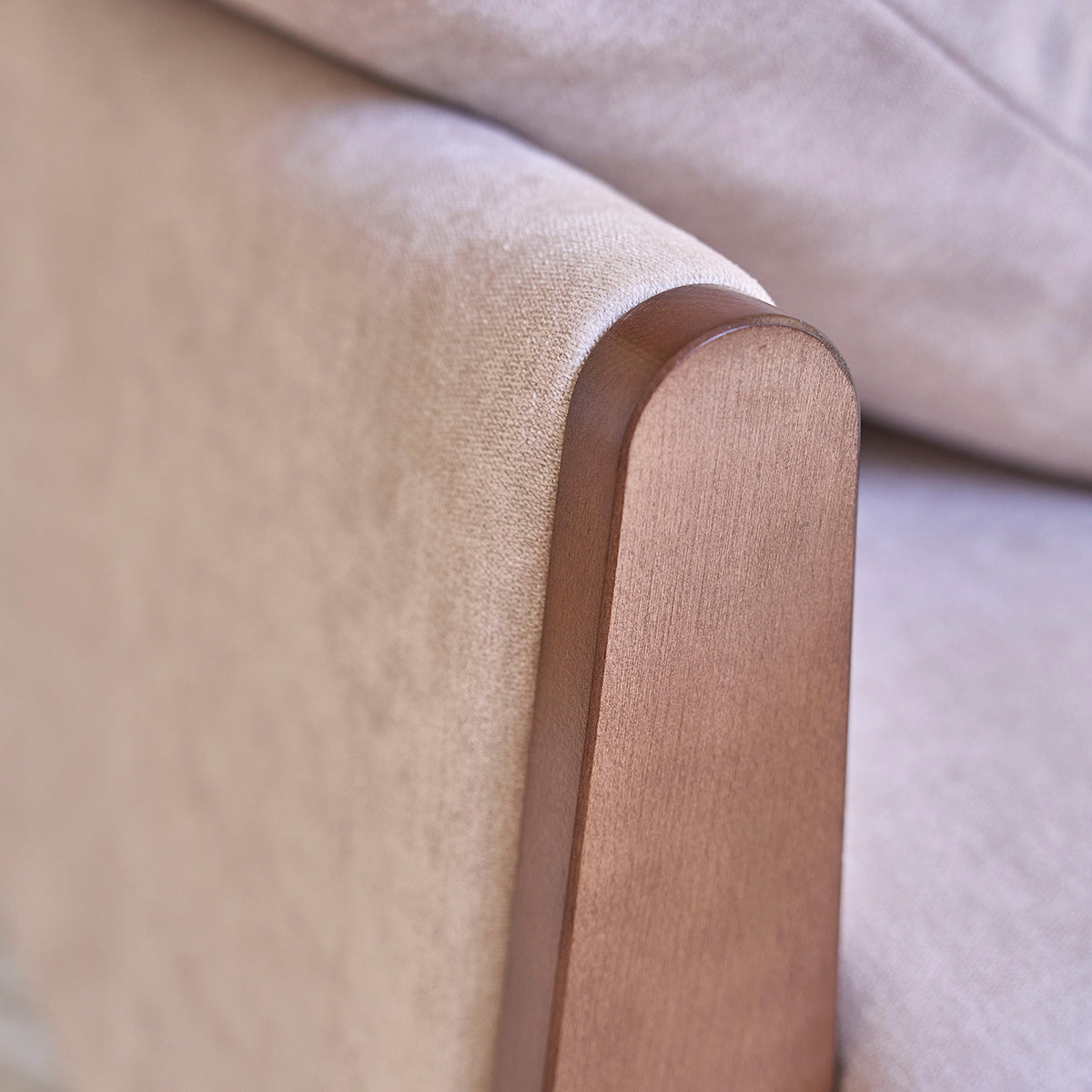 ONDINE - Gerades 3-Sitzer-Sofa aus Massivholz und cremefarbenem Samt