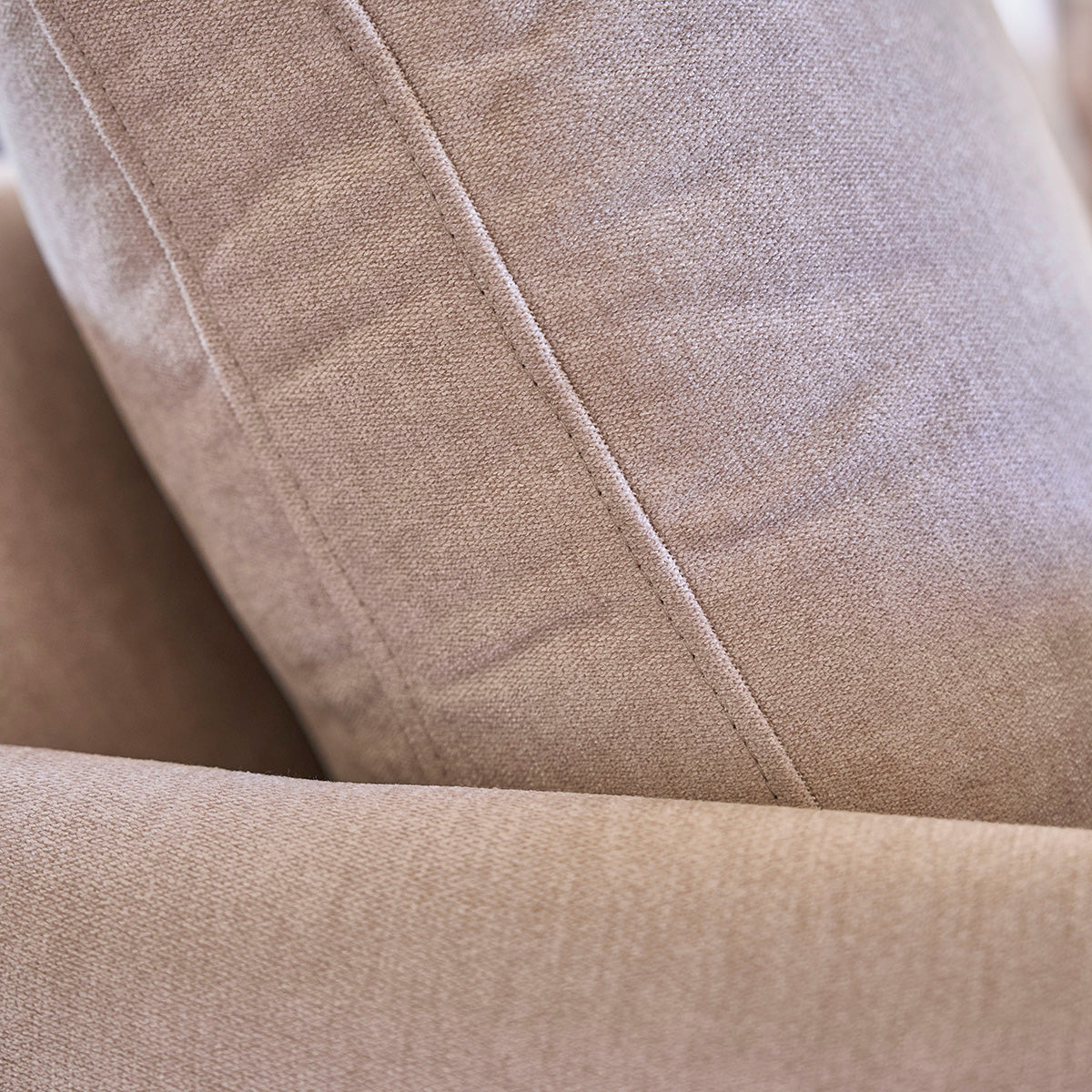 ONDINE - Gerades 3-Sitzer-Sofa aus Massivholz und cremefarbenem Samt
