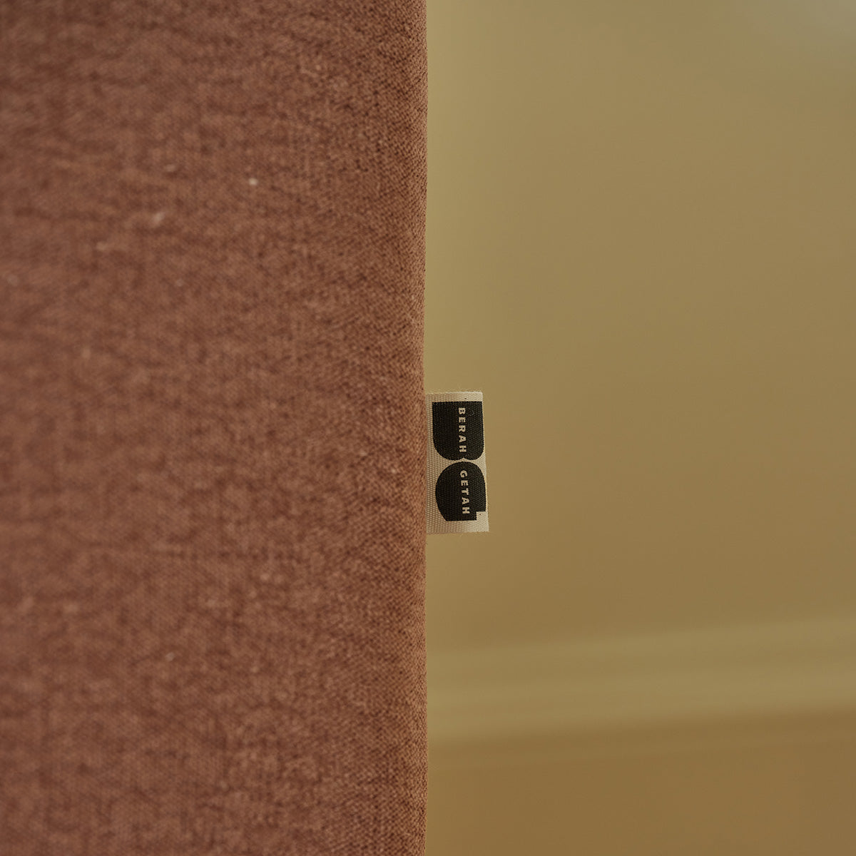 EDMOND - Gerades 3-Sitzer-Sofa mit Liegefunktion aus terrakottafarbenem Stoff in Leinenoptik