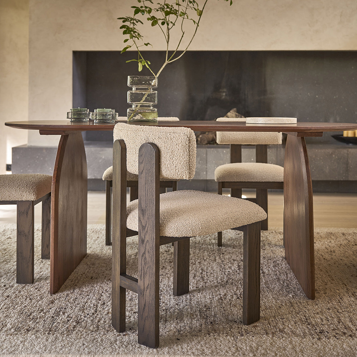 NOÉ - Set aus 2 Stühlen aus massiver brauner Eiche und beigem Bouclé-Stoff