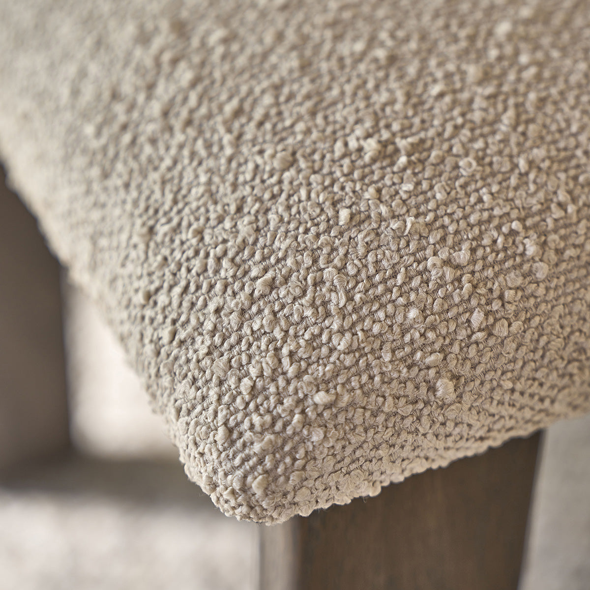 NOÉ - Set aus 2 Stühlen aus massiver brauner Eiche und beigem Bouclé-Stoff