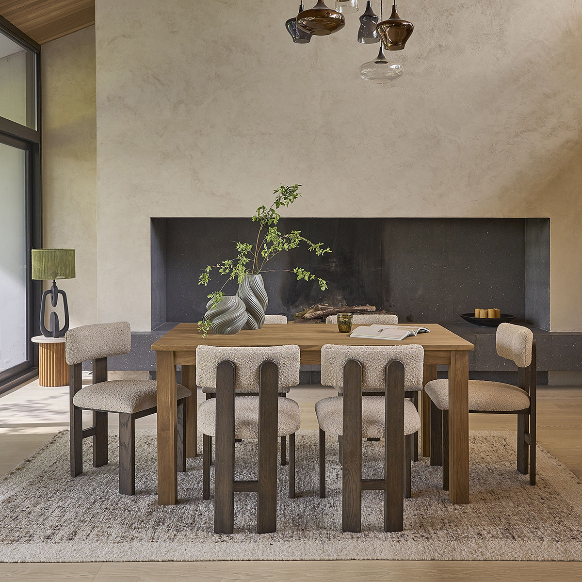 NOÉ - Set aus 2 Stühlen aus massiver brauner Eiche und beigem Bouclé-Stoff