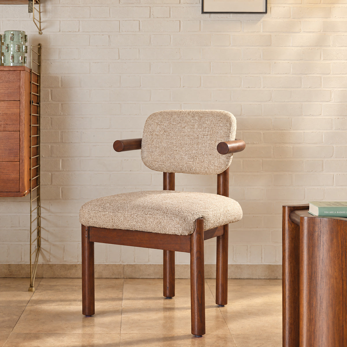 NEO - Stuhl aus massivem Mindi-Holz und beige meliertem, strukturiertem Stoff