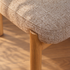 Stuhl aus naturbelassenem Mindi-Massivholz und beige meliertem, strukturiertem Stoff