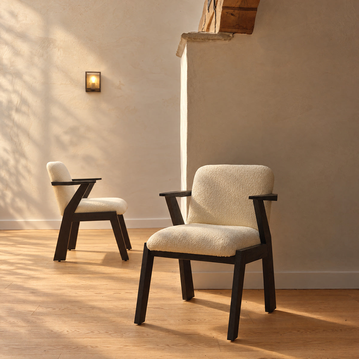 ZOLA - 2er-Set Stühle aus schwarzem Mindi-Massivholz und cremefarbenem Bouclé-Stoff