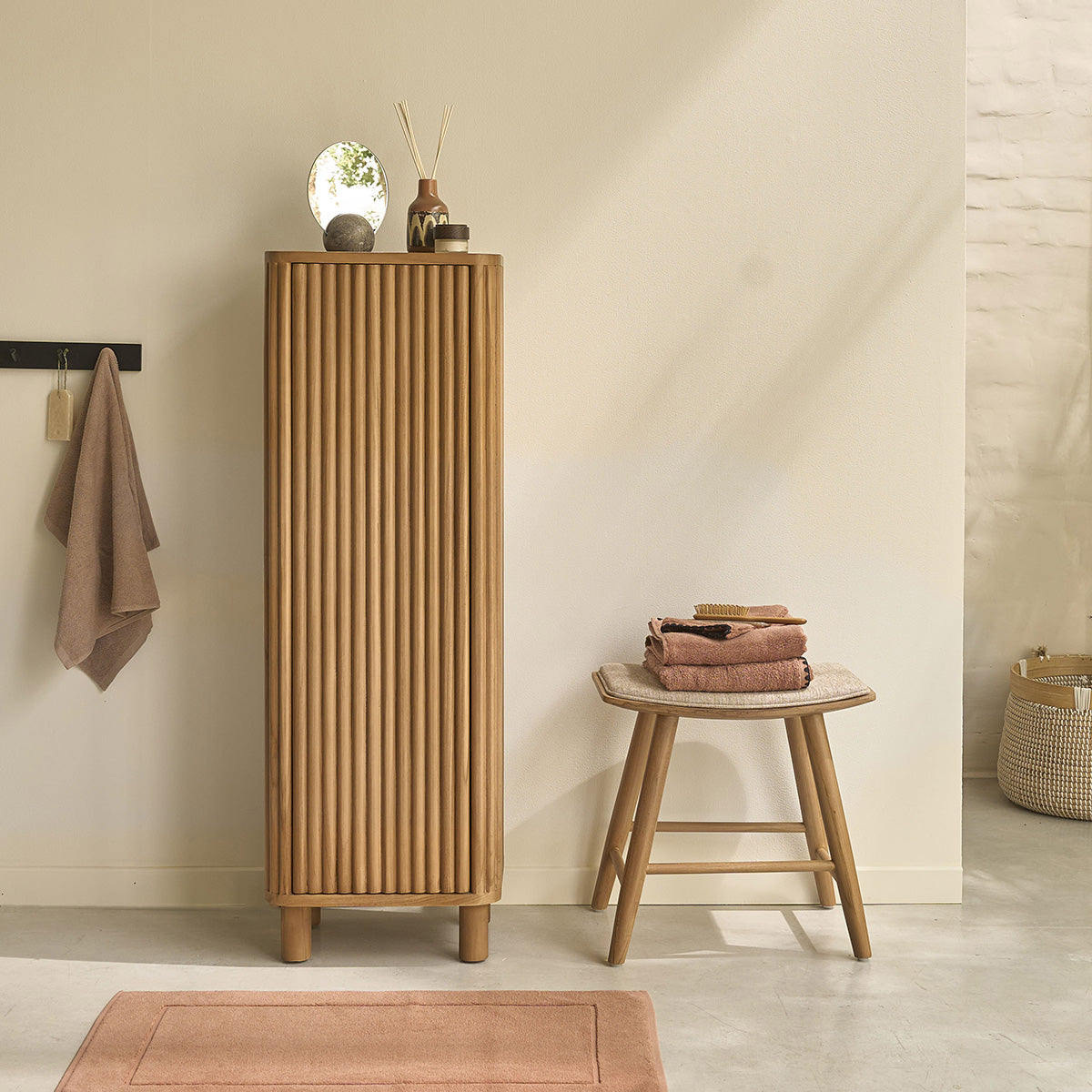 COLINE - Badezimmerschrank mit Füßen aus massivem Teakholz, 120 cm